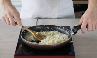 Hacka löken och sjud den i vegetabilisk olja. Under processen, strö över mjöl och rör om.