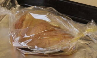 Plaats vervolgens de schenkel in een bakhuls, giet de resterende marinade erin en zet de randen vast. Bak het vlees 2 uur in de oven op 200 graden.