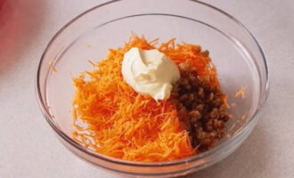 Breng deze ingrediënten op smaak met een kleine hoeveelheid mayonaise.