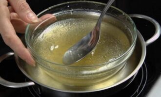 Làm tan gelatin sưng trong bồn nước. Thêm nó vào khối sữa đông và trộn lại. 