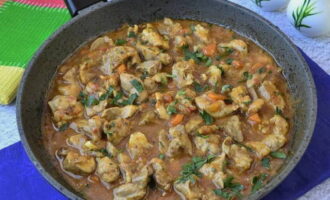 Al cap de mitja hora, afegiu-hi la farina diluïda i l'all picat. Porteu la salsa a ebullició i retireu la paella del foc. Serviu la carn de porc amb qualsevol plat que us agradi.