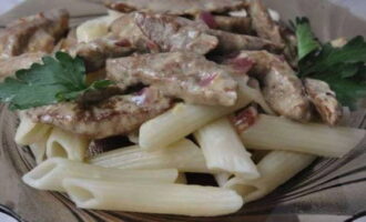 Serveer de afgewerkte lever in Stroganoff-stijl met een bijgerecht naar keuze.