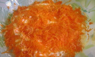 Peste cheesecake-urile se pune morcovii, rasi pe cea mai fina razatoarea.