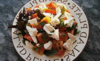 Tăiați mozzarella, adăugați-o în salată și serviți vasul.