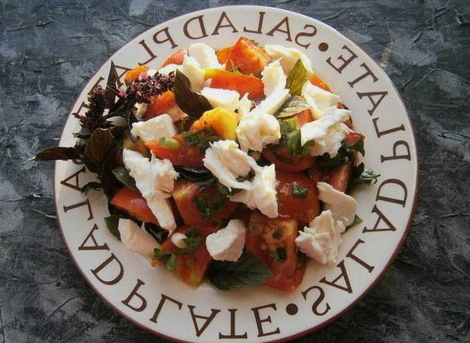 Salata cu mozzarella si rosii