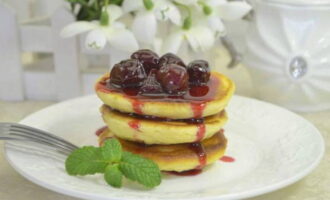 Draai de pannenkoeken vervolgens om en bak nog een paar minuten aan de tweede kant. Serveer pannenkoeken met jam of zure room.