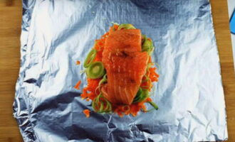 Lägg fisken på grönsakerna, salta och krydda efter smak och häll olivolja över.