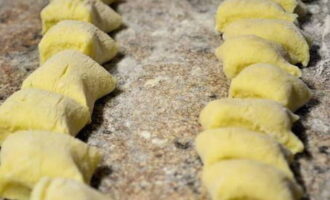 Verdeel de massa in worsten en snijd ze in kleine stukjes - gnocchi. Indien gewenst creëren wij een chaotisch reliëf met allerlei vormen.