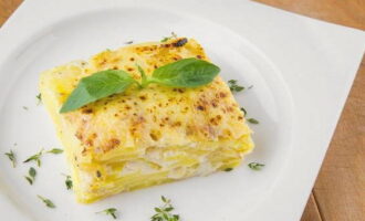 Coure el gratinat al forn a 190 graus durant 15 minuts. A continuació, empolvoreu el plat amb formatge ratllat i coure durant 5 minuts més. Abans de servir, decora el plat amb herbes fresques.