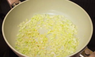 Încinge o tigaie cu ulei vegetal și prăjește ceapa în ea. Încinge o tigaie cu ulei vegetal și prăjește ceapa în ea.