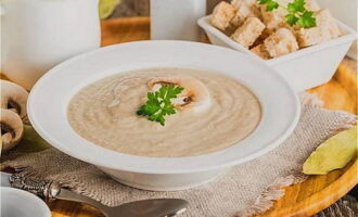 Torneu a bullir la sopa de puré i retireu-la del foc. Aboqueu la sopa de puré de xampinyó calent en bols, decoreu amb herbes fresques i rodanxes de xampinyó.