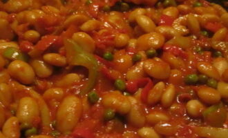 Pagkatapos nito, palabnawin ang tomato paste sa tubig, magdagdag ng asukal. Ibuhos ang nagresultang timpla sa kawali, takpan ng takip at kumulo sa loob ng 5-10 minuto. Sa dulo, magdagdag ng mga tinadtad na damo sa panlasa, ihalo at ihain ang ulam.