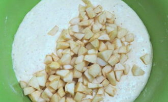 Aboqueu la fruita a la massa, remeneu-la i poseu-la en un lloc càlid durant mitja hora perquè augmenti de volum.
