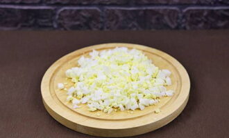ปอกไข่ที่เย็นแล้วสับให้ละเอียด ปอกไข่ที่เย็นแล้วสับให้ละเอียด