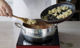Lägg löken i pannan. Hit skickar vi även riven persiljerot och lagerblad.