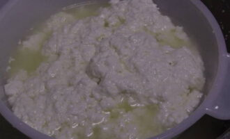 10 perc múlva fordítsa meg a sajtot a formában, és hagyja állni 10-12 órán keresztül. Ez idő alatt a felesleges savó kiürül a sajtból.