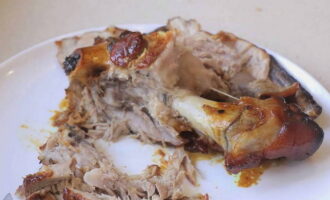 Snijd de schenkel in porties en serveer met een bijgerecht naar keuze.