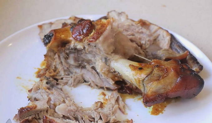 Varkensvleesknokkel in een hoes in de oven