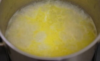 En el moment en què el cereal es torna gairebé transparent, transferiu el cereal a aigua bullint i deixeu-lo bullir una segona vegada.