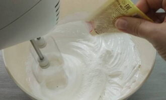 Sa oras na lumapot ang masa, magdagdag ng vanillin sa iyong panlasa.