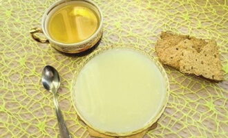 Sau 20 phút, lấy chảo ra khỏi bếp, để trong 10 phút và cho vào tủ lạnh cho đến khi nguội hoàn toàn. Sau đó, sữa đặc sẽ sẵn sàng để sử dụng.