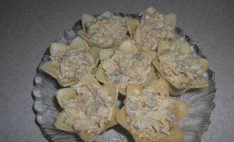 Punan ang mga tartlet ng nagresultang timpla at handa na ang meryenda. Ihain ito sa isang magandang pinggan.