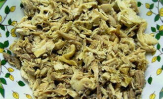 Când toate ingredientele sunt gata, puteți începe să formați salata. Puneți carnea de pui în salatița ca prim strat. În continuare, adăugați șampioanele prăjite, dar mai întâi scurgeți uleiul vegetal din ele. Când toate ingredientele sunt gata, puteți începe să formați salata. Puneți carnea de pui în salatița ca prim strat. În continuare, adăugați șampioanele prăjite, dar mai întâi scurgeți uleiul vegetal din ele.