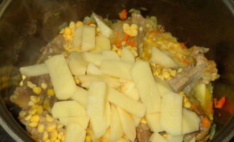 Skär den skalade potatisen i små tärningar och lägg till resten av ingredienserna.