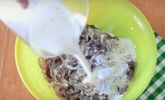 Chuyển hành tây chiên sang một bát riêng và để nguội một chút. Trong một cái bát, trộn lòng trắng trứng với kem, muối và hạt tiêu đen. Đổ hỗn hợp này lên hành tây chiên và trộn lại.