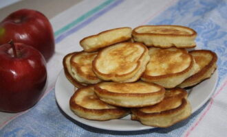 Dep de pannenkoeken droog van olie op papieren servetten en serveer met thee.