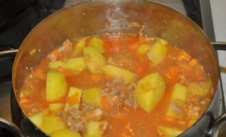Als de aardappelen gaar zijn, giet je het water af en doe je de dressing in de pan, voeg zout toe en breng op smaak. Breng het gerecht aan de kook, zet het vuur laag en laat het 5-7 minuten sudderen.