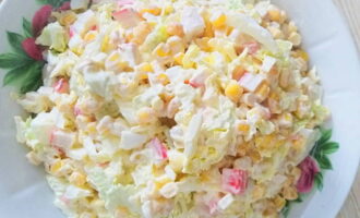 Salad với bắp cải Trung Quốc đã sẵn sàng! Nêm nó với sốt mayonnaise và phục vụ.