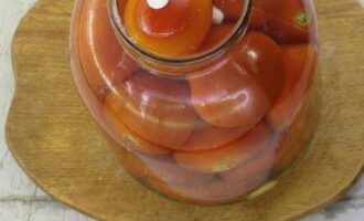 Doe de aspirinetabletten in een pot en giet de marinade erbij, zodat deze de bovenkant van de container bereikt.