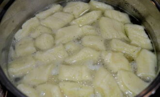 Dompel de bereidingen in kokend gezouten water met kruiden en kook op matig vuur tot de Italiaanse dumplings naar de oppervlakte drijven.