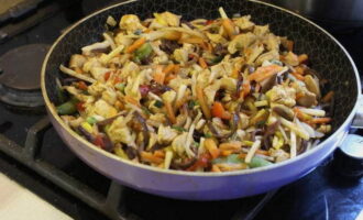 Aboqueu a la paella les verdures tallades a l'atzar indicades a la llista d'ingredients (es pot substituir per una barreja de verdures congelades per fregir), afegiu-hi més salsa i deixeu-ho coure a foc lent fins que estigui tendre. 