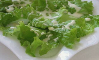 Giet de saus over de salade.