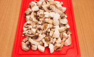 Snij de gewassen champignons in kleine stukjes.