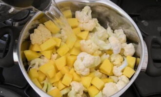 Vi lägger även potatis och blomkål här. Häll kokande vatten över grönsakerna tills grönsakerna är täckta. Vi lägger även potatis och blomkål här. Häll kokande vatten över grönsakerna tills grönsakerna är täckta.