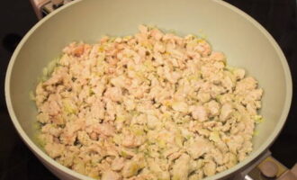 Adăugați ceapa cu carne tocată, sare, piper și fierbeți aproximativ 15 minute. Adăugați ceapa cu carne tocată, sare, piper și fierbeți aproximativ 15 minute.