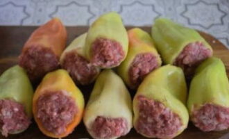 เติมพริกให้แน่นด้วยเนื้อสับและข้าว
