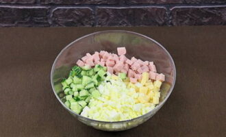 ปอกไข่ที่เย็นแล้วสับให้ละเอียด ปอกไข่ที่เย็นแล้วสับให้ละเอียด