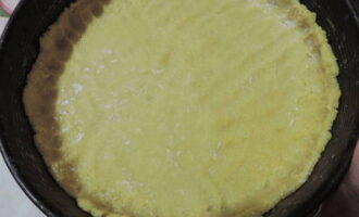 Hatiin ang kuwarta sa dalawang hindi pantay na bahagi. I-roll out ang karamihan nito, ilagay ito sa isang hulma at bumuo ng mga gilid.