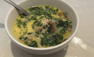 Se toarnă supa de champignon pregătită cu brânză topită și cartofi în farfurii și se servește. Poftă bună!