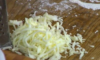 Tritureu el Tilsister (formage dur) i la mozzarella per separat amb un ratllador gruixut. Tritureu el Tilsister (formage dur) i la mozzarella per separat amb un ratllador gruixut.