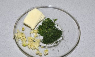 Snijd de greens en knoflook heel fijn. Voeg knoflook, kruiden en boter toe aan de pan met de gestoofde aardappelen en stoof, roer. Bedek de pan met een deksel en zet het vuur uit.