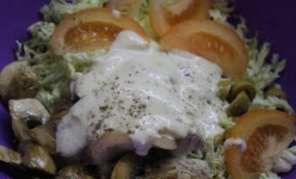 We vullen de salade aan met plakjes tomaat. Breng op smaak met zout, peper, mosterdsaus en roer.