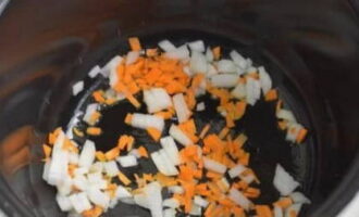 ปอกหัวหอมและแครอทแล้วสับละเอียด อุ่น multicooker ในโหมดทอด เทน้ำมันพืชเล็กน้อยลงในชามแล้วเทหัวหอมและแครอทลงไป ทอดประมาณห้าถึงเจ็ดนาทีขณะกวน