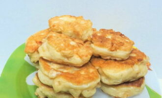 Les creps d'aigua estan a punt! Col·loqueu els panets en una pila i serviu-los. Bona gana!