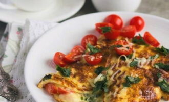 Transferiu el plat aromàtic a un plat pla i serviu. Bona gana!