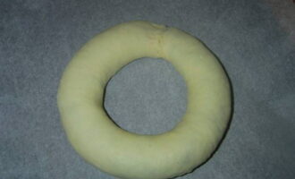 Vervolgens verbinden we ze met elkaar en vormen een rol in de vorm van een grote bagel.